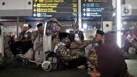 Calon Jemaah umrah menunggu kepastian di Terminal 3 Bandara Soekarno Hatta, Tangerang, Kamis (27/2/2020). Calon jemaah umrah telantar di Terminal 3 Soetta setelah pemerintah Arab Saudi menangguhkan seluruh kunjungan ke negara itu untuk mencegah penularaan virus corona. (merdeka.com/Iqbal Nugroho)