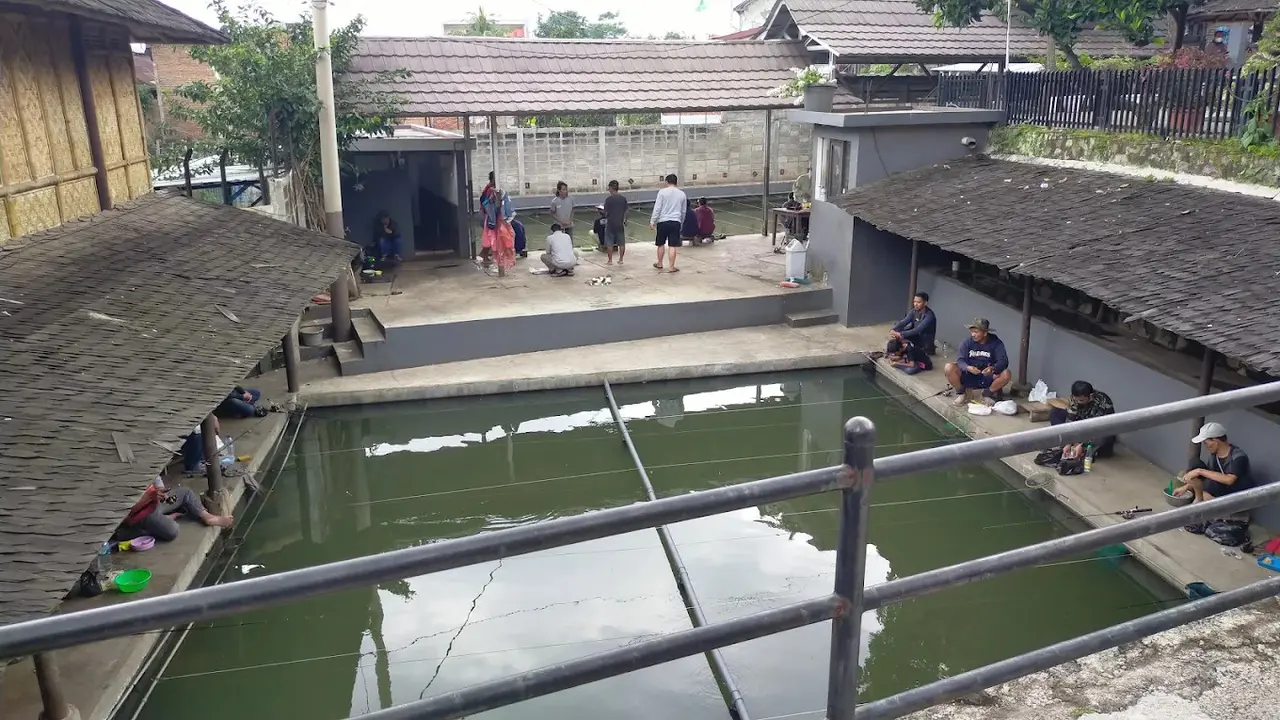 12 Rekomendasi Spot Mancing Nyaman 2025 di Bandung, Asri dan Cocok untuk Liburan