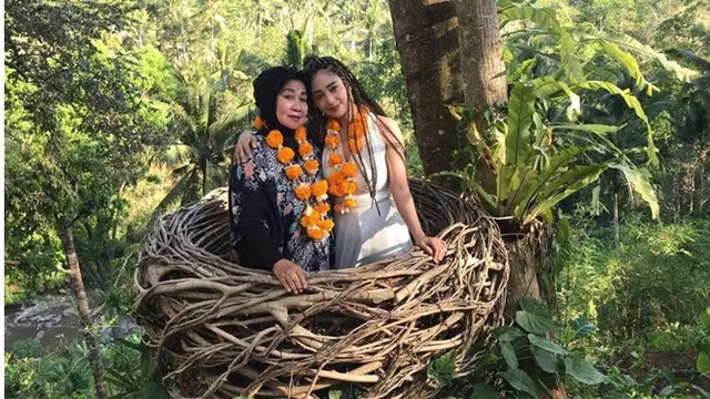 Dewi Perssik Beri Ucapan Haru untuk Ibunda, Ini 7 Potret Kedekatannya
