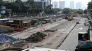 Sejumlah alat berat terparkir di proyek pembangunan MRT di kawasan Sudirman, Jakarta, Selasa (5/7). Pengerjaan proyek infrastruktur di Jakarta dan sekitarnya libur sementara karena para pekerja memperoleh libur Lebaran. (Liputan6.com/Faizal Fanani)
