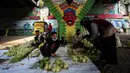 Warga membeli kulit ketupat di bawah kolong jembatan kawasan Pesanggrahan, Jakarta, Senin (10/5/2021). H-3 menjelang Hari Raya Idul Fitri 1442 H, penjualan kulit ketupat mulai marak yang dijual dengan harga Rp 8.000 per 10 buahnya. (Liputan6.com/Johan Tallo)