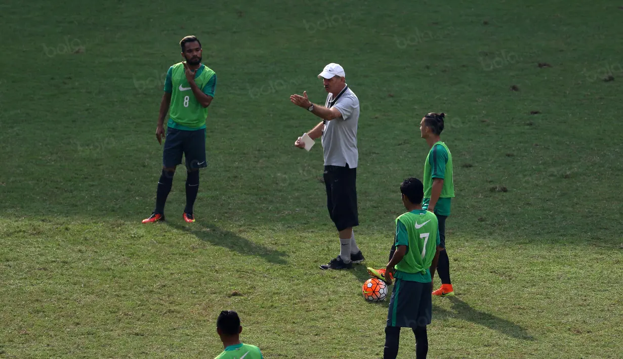 Pelatih Timnas Indonesia, Alfred Riedl memberikan instruksi kepada para pemain saat seleksi tahap ke-2 di Stadion Pakansari, Bogor, Selasa (16/8/2016). (Bola.com/Nicklas Hanoatubun)