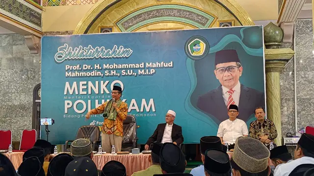 Menkopolkuham RI, yang juga Cawapres nomor urut 02 lakukan kunjungan ke Ponpes Darussalam Blokagung Banyuwangi (Istimewa)