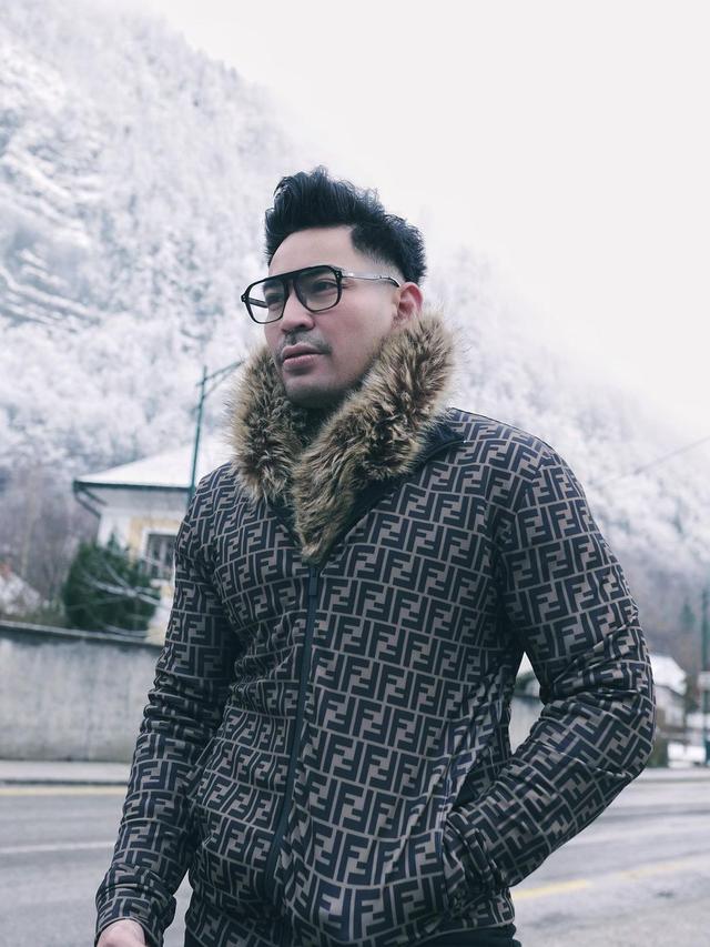 Robby Purba liburan di Austria dan Swiss, pertama kali lihat hujan salju (Foto: Instagram robbypurba)