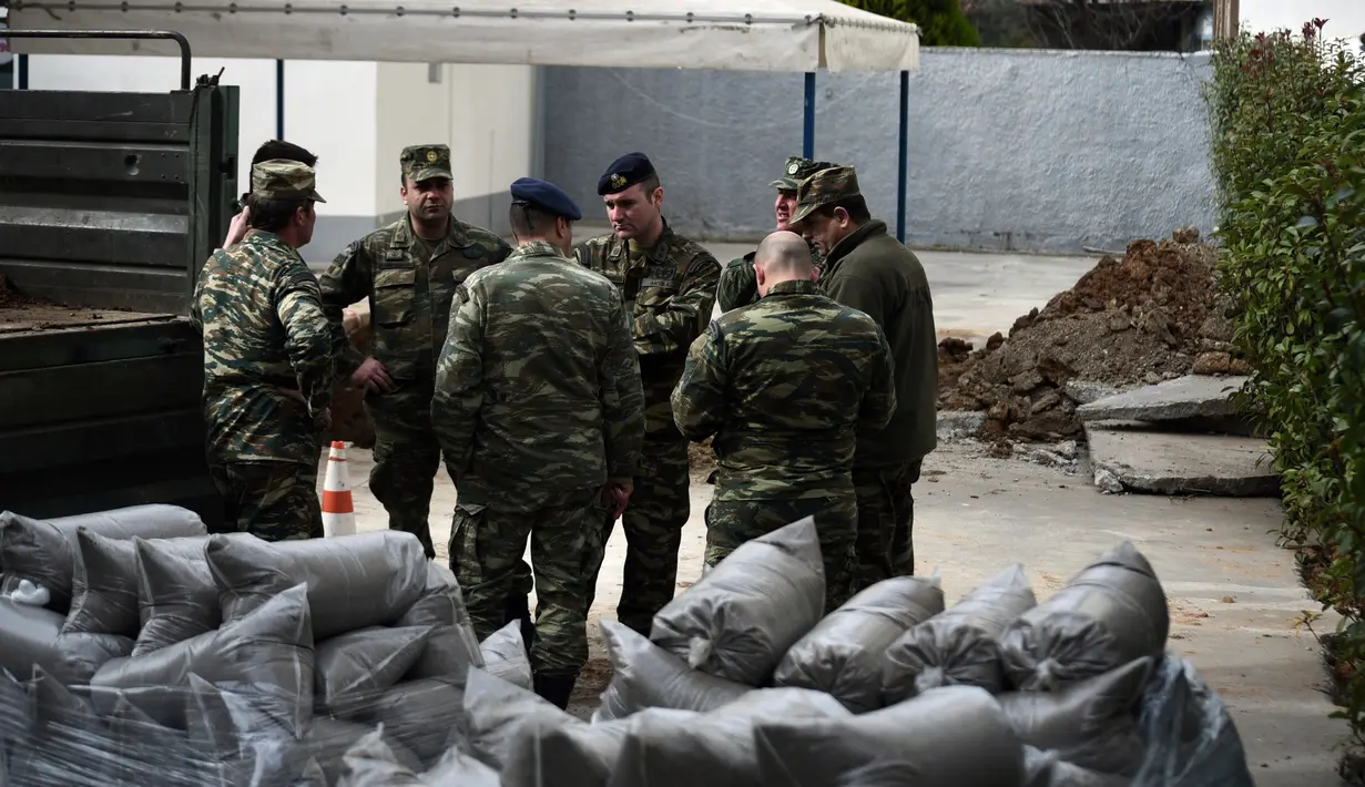 Aparat militer melakukan inspeksi di lokasi temuan bom sisa Perang Dunia II di Kota Thessaloniki, Yunani, 9 Februari 2017. Penemuan bom yang mengandung sekitar 250 kg bahan peledak itu memicu evakuasi sekitar 60 ribu warga. (AP Photo/Giannis Papanikos)