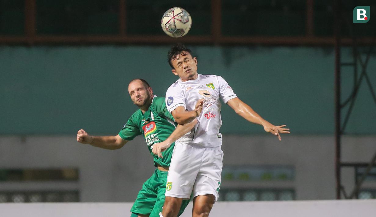 Pemain Persebaya Surabaya, Arif Satria (kanan) dan pemain PSS Sleman Nemanja Kojic dalam laga pekan ke-5 BRI Liga 1 2021/2022 di Stadion Wibawa Mukti, Cikarang, Rabu (29/09/2021). Persebaya menang 3-1. (Bola.com/Bagaskara Lazuardi)