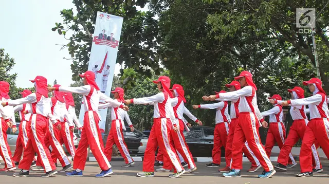 Sejumlah calon anggota Pasukan Pengibar Bendera (Paskibra) Nasional 2019 mengikuti latihan baris berbaris di Lapangan PPPON Cibubur, Jakarta, Selasa (30/7/2019). Hari ke-3 diklat, calon Paskibraka berlatihan formasi baris-berbaris, pengibaran dan penurunan bendera. (Liputan6.com/Herman Zakharia)