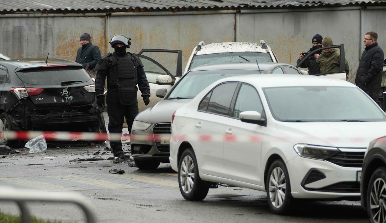 Laporan media Rusia mengatakan mobil yang dikendarai Letnan Jenderal Fanil Sarvarov meledak beberapa detik setelah berjalan. Tampak dalam foto, para penyidik bekerja di lokasi kejadian di mana Letnan Jenderal Fanil Sarvarov, kepala Direktorat Pelatihan Operasional Staf Umum Angkatan Bersenjata Rusia, tewas akibat alat peledak yang ditempatkan di bawah mobilnya di Moskow, Senin 22 Desember 2025. (AP Photo)