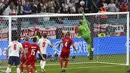 Timnas Inggris yang tak mau mengecewakan pendukungnya di Stadion Wembley nyaris berbalik memimpin andai sundulan Harry Maguire tidak ditahan Schmeichel. (Foto: AP/Pool/Justin Tallis)