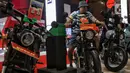 Pengunjung melihat koleksi sepeda motor yang dipamerkan dalam Indonesia International Motor Show (IIMS) 2023 di Jiexpo Kemayoran, Jakarta, Minggu (19/2/2023). Selain mobil, IIMS 2023 yang berlangsung hingga 26 Februari mengangkat tema "Bringing Opportunity for Otomotive Society Together" (BOOST) tersebut menghadirkan sekitar 40 merek produk sepeda motor dengan konsep terbaru. (merdeka.com/Iqbal S. Nugroho)