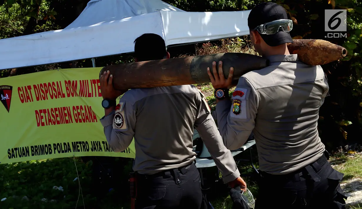 Satuan Brimob Detasemen Gegana Polda Metro Jaya melakukan giat disposal bom militer di tengah laut, Jumat (8/12). Disposal atau disebut pembuangan atau pemusnahan barang bukti  yang berupa granat dan mortir. (Liputan6.com/JohanTallo)