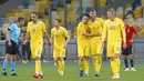 Para pemain Ukraina merayakan gol yang dicetak oleh Viktor Tsigankov ke gawang Spanyol pada laga UEFA Nations League di Stadion Olimpiyskiy, Rabu (14/10/2020). Ukraina menang dengan skor 1-0. (AP/Efrem Lukatsky)