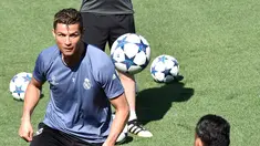 Penyerang Real Madrid Cristiano Ronaldo saat melakukan sesi latihan di Valdebebas, Madrid, Spanyol (17/4). Real Madrid akan menantang Bayern Muenchen di leg kedua perempat final Liga Champions. (AFP Photo / Gerard Julien)