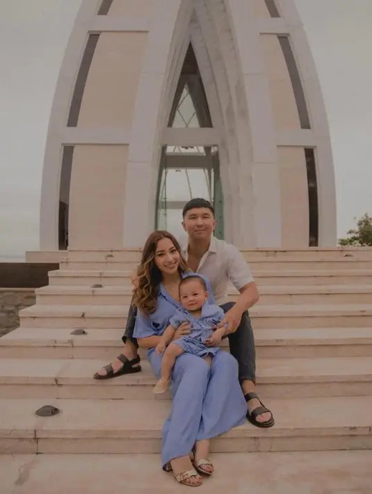 Tampil effortlessly stylish, pilih setelan blus warna biru muda dan padukan dengan heels warna putih. [IG:indpriw].