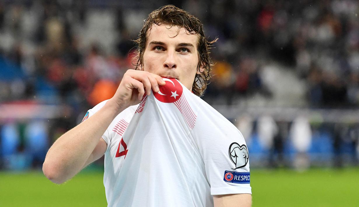 Caglar Soyuncu - Palang pintu Leicester ini telah membuktikkan ketangguhannya dalam menjaga area pertahanan dengan membawa Leicester menjuarai Piala FA musim ini. Sosoknya yang kuat dan pantang menyerah membuat lini belakang Turki akan semakin sulit ditembus. (AFP/Alain Jocard)