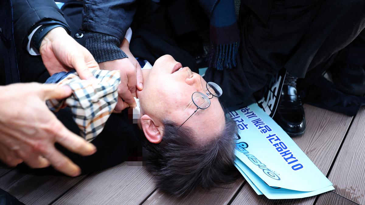 Politikus Korea Selatan Ditikam di Leher Saat Berkunjung ke Busan