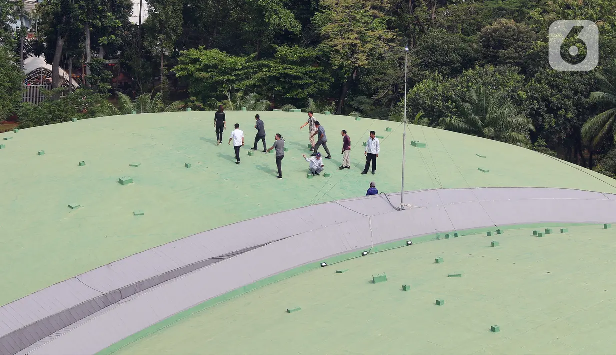 Petugas berada di dome Gedung Nusantara atau Gedung Kura-Kura, Kompleks Parlemen, Senayan, Jakarta, Kamis (19/5/2022). Dome Gedung Kura-Kura disebut sudah mengalami kerusakan seperti mengelupas, catnya mulai pudar, dan menyebabkan kebocoran sehingga dirasa perlu diperbaiki. (Liputan6.com/Angga Yuniar)