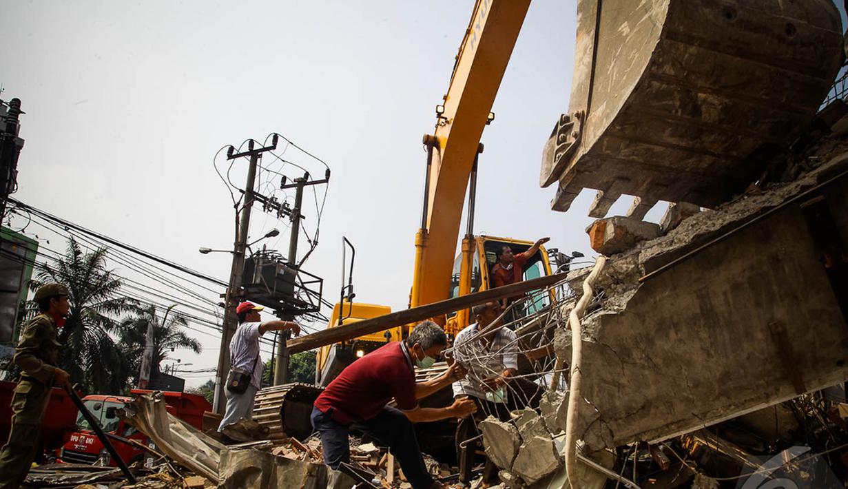 Tanpa perlawanan, puluhan warga tersebut hanya bisa pasrah melihat rumahnya dibongkar, Jakarta, Rabu (3/9/2014) (Liputan6.com/Faizal Fanani)