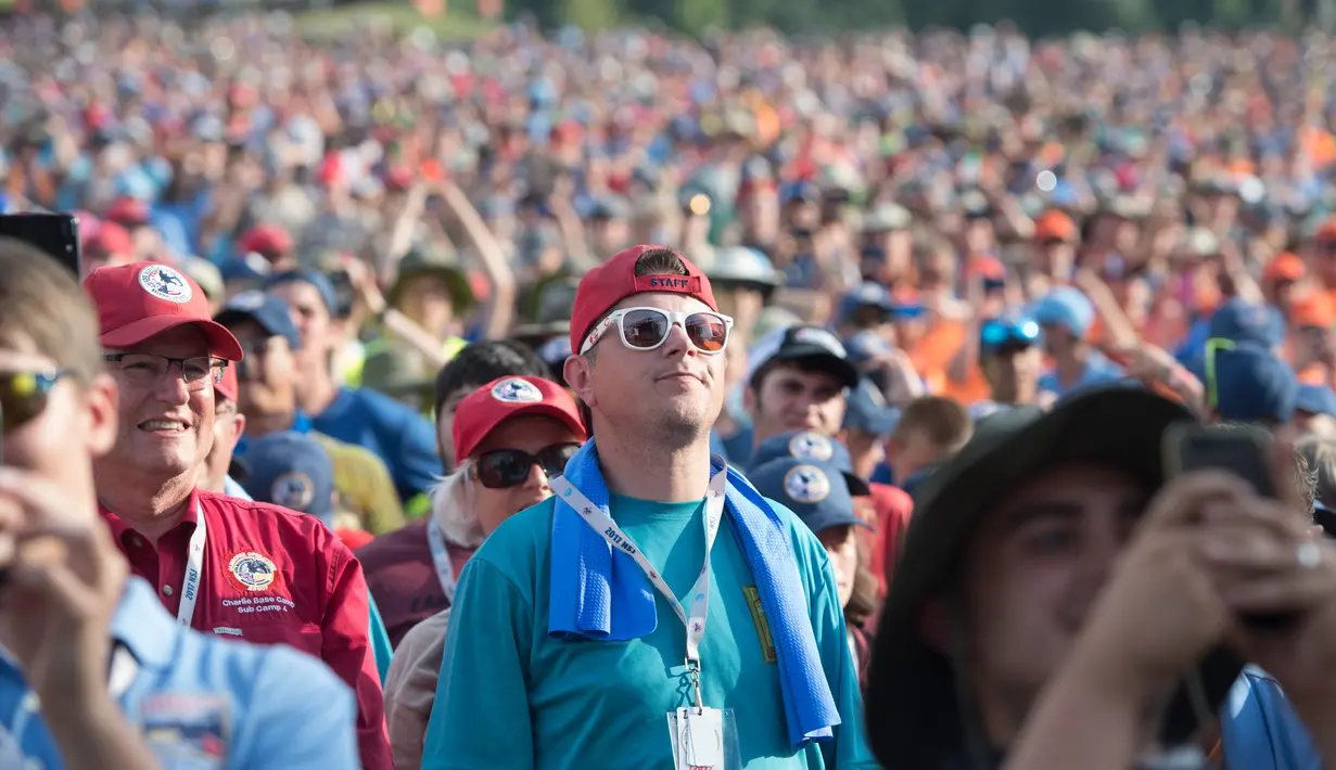 Anggota Pramuka saat mendengar pidato Presiden AS Donald Trump dalam Jambore Nasional 2017 di Summit Bechtel National Scout Reserve, Virginia Barat, AS, (24/7). Jambore Nasional Pramuka ini dihelat pada 17 hingga 28 Juli 2017. (AFP Photo/Saul Loeb)