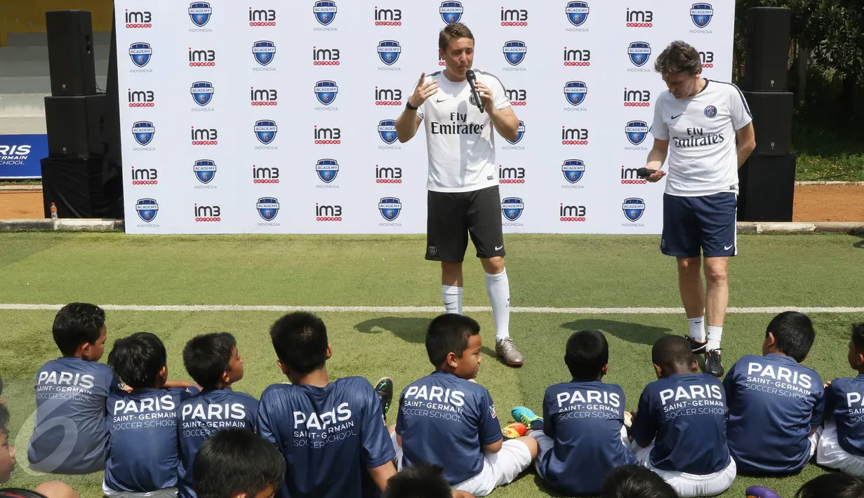 Head Coach PSG Academy Benjamin Houri (kiri) dan Technical Director of PSG Academy Cedric Cattenoy saat memberikan pengarahan saat acara bertajuk Freedom to be A Soccer Star di Jakarta, Minggu (3/4). (Liputan6.com/Immanuel Antonius)