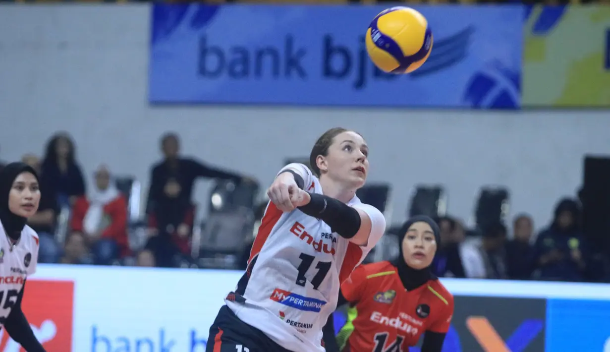 <p>Pemain Jakarta Pertamina Enduro, Polina Shemanova mencoba membangun serangan saat menghadapi Jakarta Popsivo Polwan pada laga seri kedua putaran kedua PLN Mobile Proliga 2024 di GOR Si Jalak Harupat, Kabupaten Bandung, Kamis (6/6/2024). Jakarta Pertamina Enduro kalah 0-3 (14-25, 17-25, 21-25). (Dok. PBVSI)</p>