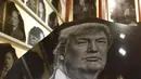 Karya seni dari seniman seniman Tiongkok, Zeng Anting berupa potret Presiden AS Donald Trump ditampilkan di pasar seni Beijing (19/9). Potret Trump tersebut dijual seharga 3500 Yuan atau 531 USD. (AFP Photo/Greg Baker)