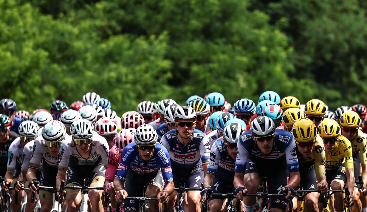 Pembalap saat beraksi pada ajang Tour de France 2023 di  Bordeaux, Prancis (7/7/2023). Balapan ini memiliki rute dengan jalur bekelok-kelok, tanjakan dan turunan bukit di segala penjuru prancis. (Photo by Anne-Christine POUJOULAT / AFP)