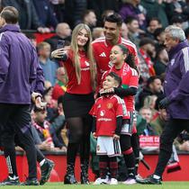 Gelandang Manchester United, Casemiro dan keluarga, berfoto bersama di lapangan setelah pertandingan kandang terakhir Setan Merah musim ini kontra Nottingham Forest di Old Trafford, Manchester, Minggu (17/5/2026). (Darren Staples / AFP)