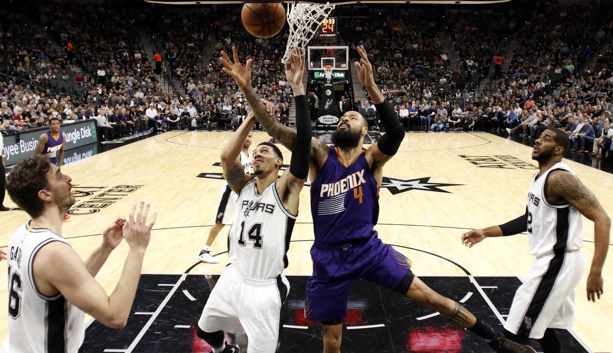 Duel pemain San Antonio Spurs, Danny Green #14 dan pemain Phoenix Suns, Tyson Chandler #4 pada laga NBA di AT&T Center, (28/12/2016). (Reuters/Soobum Im-USA TODAY Sports)