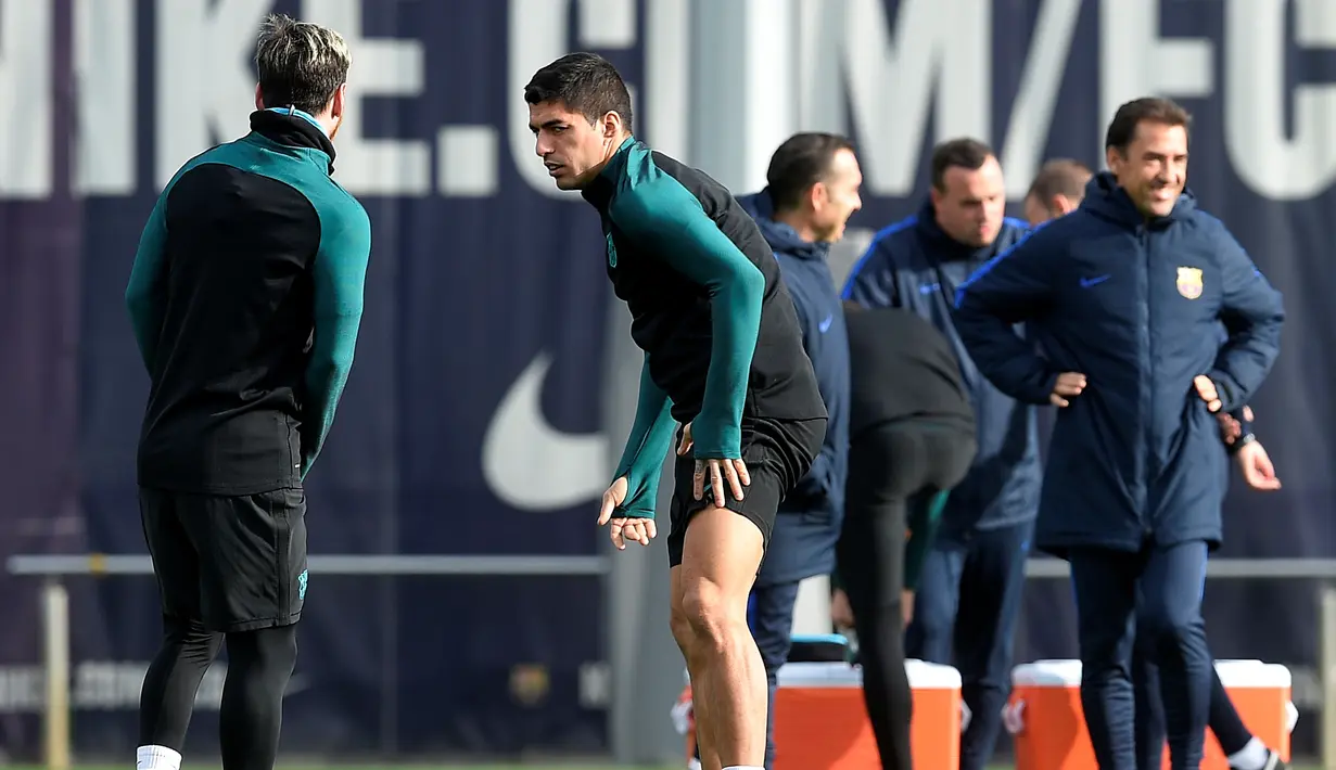  Bintang Barcelona, Lionel Messi (kiri), berbincang dengan Luis Suarez saat pemanasan latihan di Sports Center FC Barcelona Joan Gamper, Barcelona, (5/12/2016), jelang melawan Borussia Moenchengladbach. (AFP/Lluis Gene)