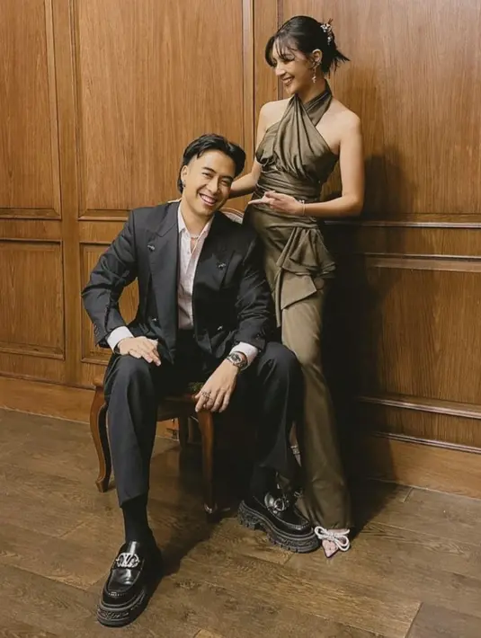 Vidi Aldiano mengenakan setelan jas warna hitam serasi dengan sepatunya, dipadukan inner kemeja putih.  [@sheiladaisha]