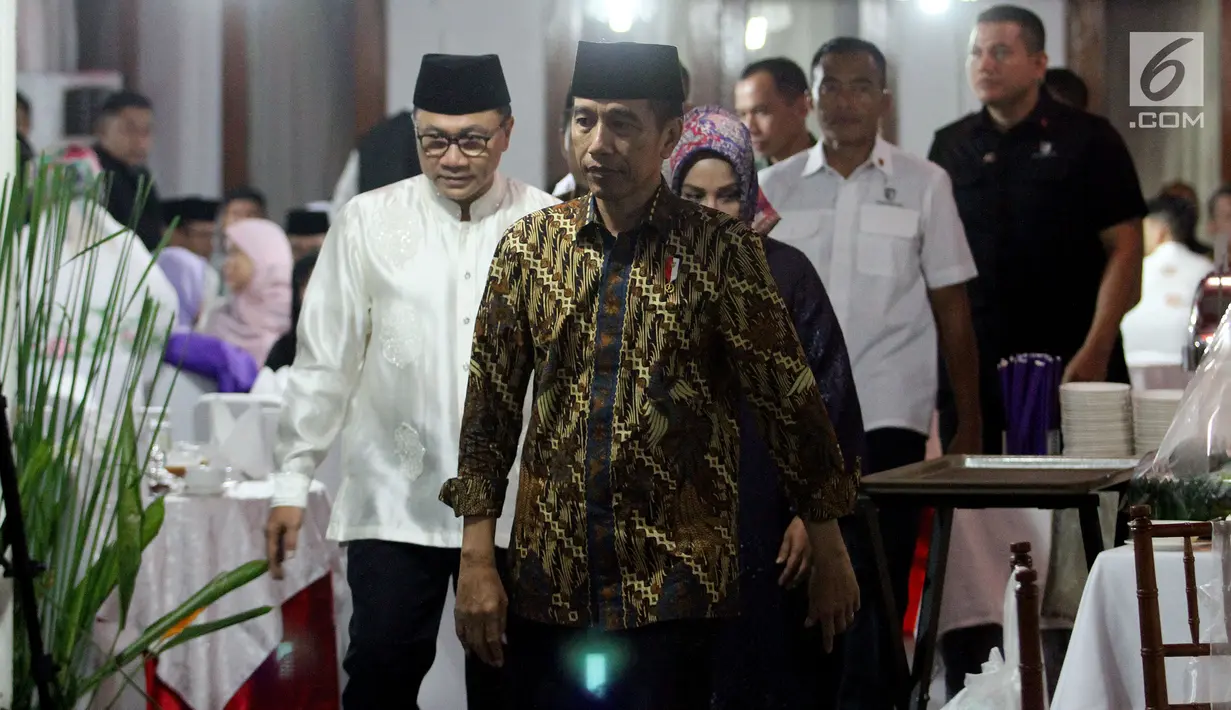 Presiden Joko Widodo atau Jokowi menghadiri buka puasa bersama Ketua MPR Zulkifli Hasan (kiri) di Rumah Dinas MPR Widya Chandra, Jakarta, Jumat (8/6). Buka bersama untuk menjalin silaturahmi antara pejabat negara. (Liputan6.com/JohanTallo)