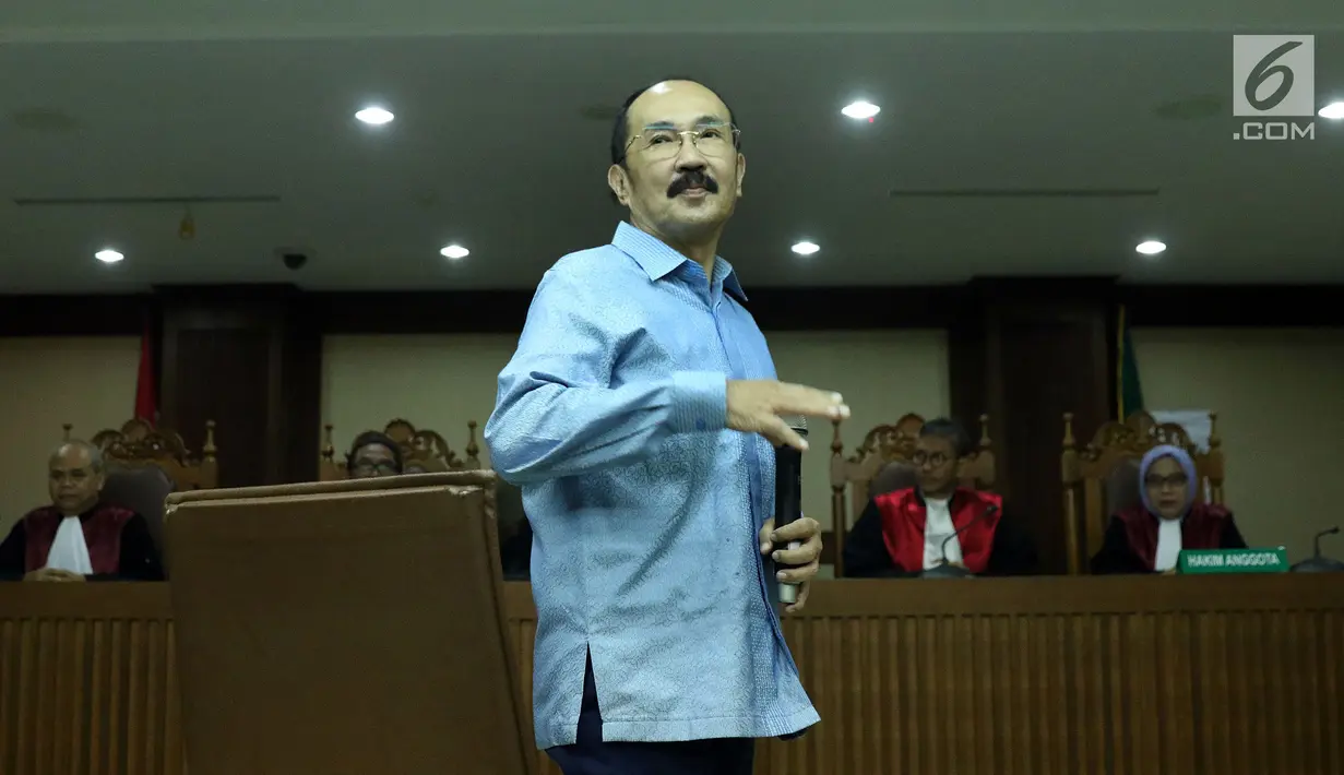 Terdakwa perkara merintangi penyidikan KPK pada kasus korupsi e-KTP, Fredrich Yunadi bersiap menjalani sidang pembacaan putusan di Pengadilan Tipikor, Jakarta, Kamis (28/6). Sidang mendengar pembacaan putusan. (Liputan6.com/Helmi Fithriansyah)
