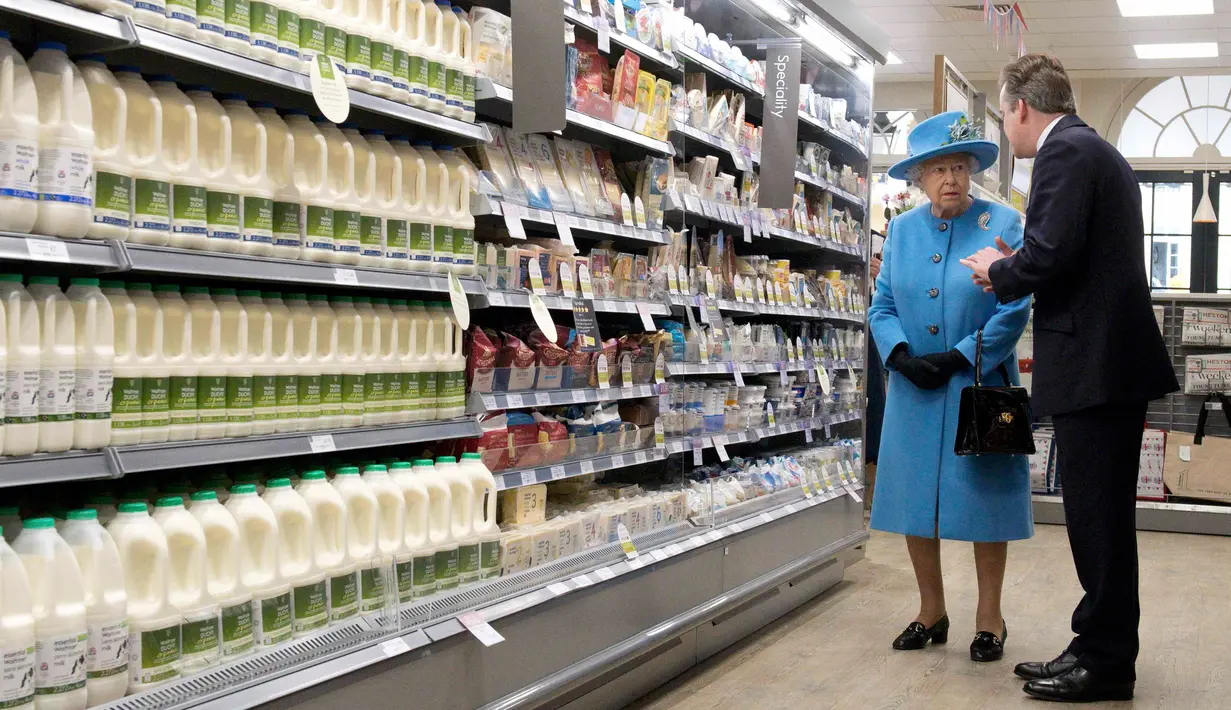Direktur pemasaran pasar swalayan Waitrose, Rupert Thomas berbincang dengan Ratu Elizabeth II di pasar swalayan Waitrose di Kota Poundbury, Inggris (27/10). (Reuters/Justin Tallis)