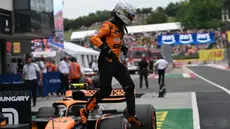 Pembalap McLaren asal Inggris, Lando Norris turun dari mobilnya setelah sesi kualifikasi di Sirkuit Hungaroring, Budapest, 20 Juli 2024. (Ferenc ISZA/AFP)