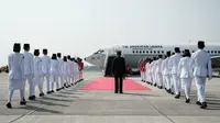 Di dasar tangga menuju pintu masuk pesawat, tampak terbentang karpet merah yang dijaga personel Paspampres dan Tim Purna Paskibraka DKI Jakarta 2023 di masing-masing sisinya. (Yasuyoshi CHIBA / AFP)