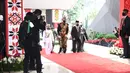 Presiden Joko Widodo saat tiba menghadiri sidang tahunan MPR RI di Gedung Nusantara Kompleks Parlemen Jakarta, Jumat (14/8/2020). Jokowi tampil mengenakan baju adat daerah Sabu dari Nusa Tenggara Timur (NTT). (Pool/BiroPemberitaanParlemen)