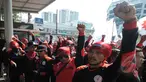 Ratusan buruh yang tergabung dalam Federasi Serikat Pekerja Metal Indonesia (FSPMI) menyemut di depan Gedung KPK, Jakarta, Jumat (6/2/2015). (Liputan6.com/Herman Zakharia)