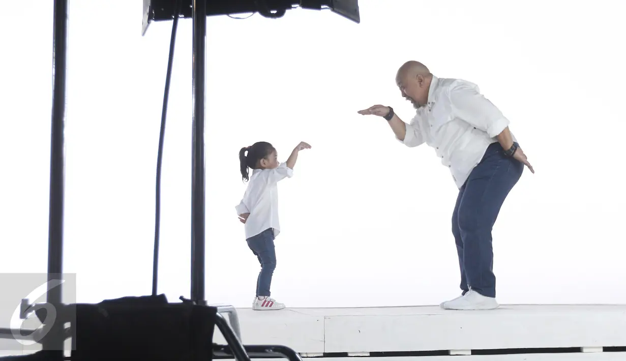 Komedian Indro Warkop bersama Cucunya saat pembuatan video klip soundtrack 'Surat Kecil Untuk Tuhan' dengan judul lagu Suka Hati di kawasan Tanah Kusir, Jakarta, Senin (17/4). (Liputan6.com/Herman Zakharia)