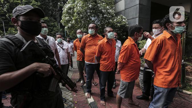 Polisi menggiring kelompok John Kei saat rilis kasus premanisme di Polda Metro Jaya, Jakarta, Senin (22/6/2020). John Kei memerintahkan anak buahnya membunuh Nus Kei dan anggotanya berinisial ER karena kecewa atas tidak meratanya uang hasil penjualan tanah. (Liputan6.com/Johan Tallo)