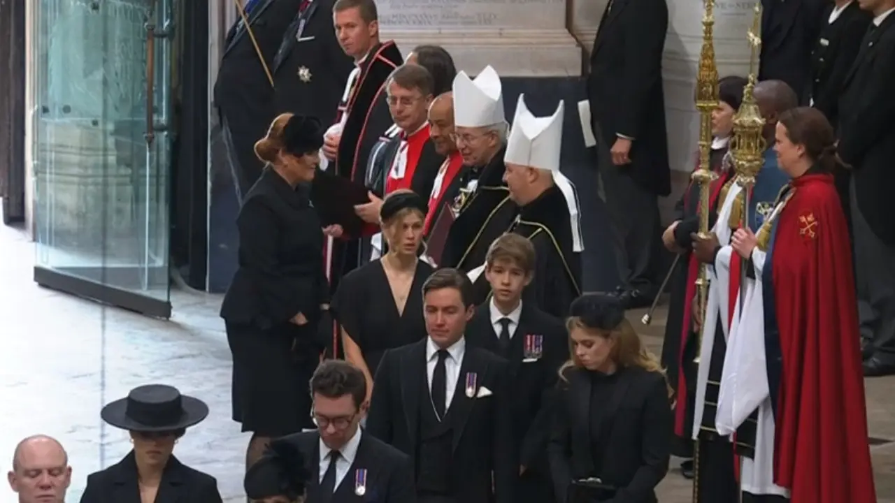 Putri Beatrice dan suaminya Edoardo Mapelli Mozzi tiba di pemakaman Ratu Elizabeth II. Cucu bungsu sang Ratu, Viscount James, terlihat berjalan di belakang.