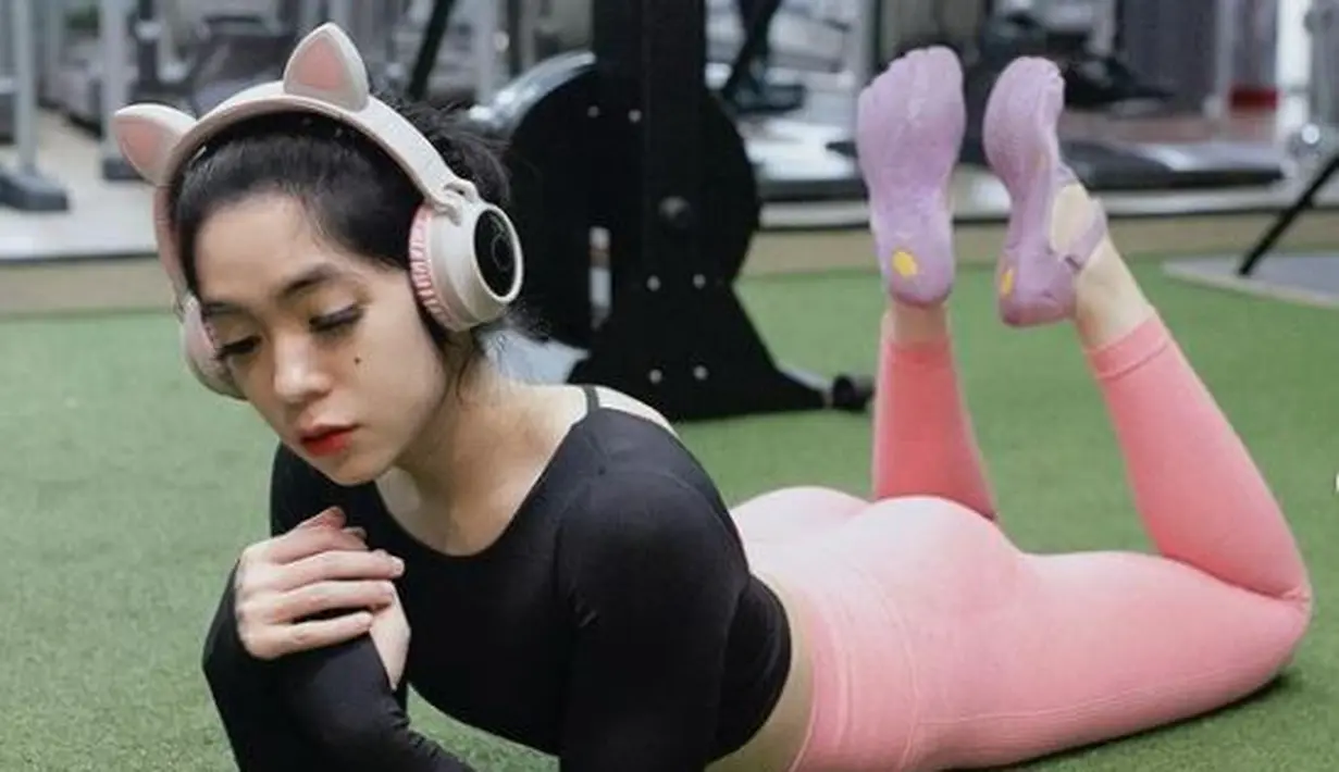 Meski begitu, sesekali Prisa juga masih bersentuhan dengan dunia musik yang tak sepenuhnya ia tinggalkan begitu saja. (Instagram @prisarianzi)