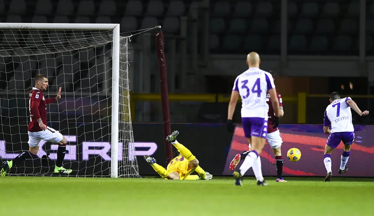 Pemain Fiorentina Franck Ribery (kanan) mencetak gol ke gawang Torino pada pertandingan Liga Italia di Olympic Stadium, Turin, Italia, Jumat (29/1/2021). Bermain dengan sembilan pemain, Fiorentina berhasil menahan imbang Torino 1-1. (Fabio Ferrari/LaPresse via AP)