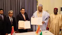 Penandatanganan kontrak pengerjaan proyek renovasi Istana Presiden Niger oleh Direktur Operasional III WIKA, Destiawan dan Kepala Kabinet Niger, Ouhoumoudou Mahamadou (9/8/2018) (sumber: Kemlu RI)