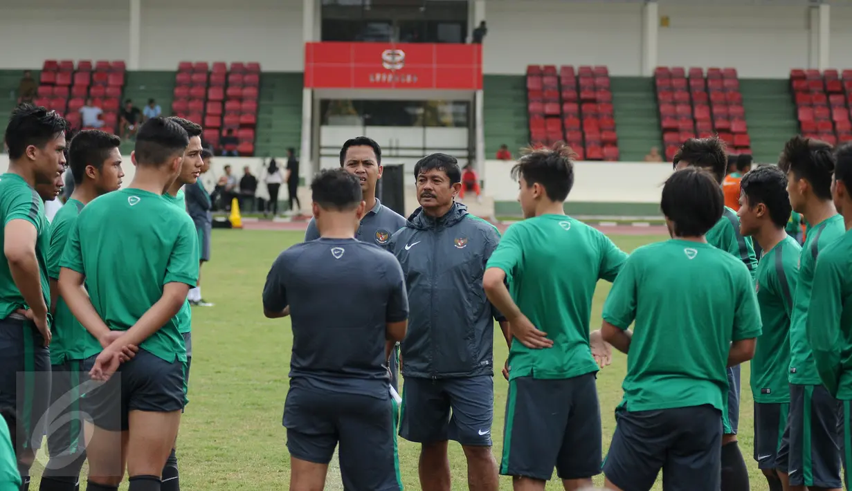 Pelatih Indra Sjafri (tengah) memberi arahan pada pemain saat latihan seleksi Timnas Indonesia U-19 di Lapangan Atang Sutresna, Jakarta, Kamis (6/4). 14 pemain yang pernah berlaga di luar negeri mengikuti seleksi masuk. (Liputan6.com/Helmi Fithriansyah)
