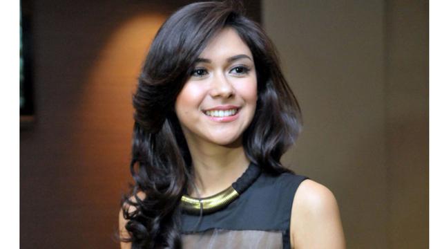 Pose Berani Nana Mirdad dan Suami di Foto Ini Bikin Netizen Iri