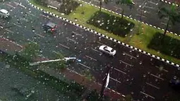 Angin disertai Hujan Deras Melanda Senayan