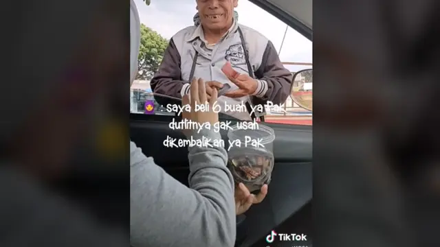 Menjual Permen Eceran di Jalan, Bapak Ini Dapatkan Kejutan Tak Terduga dari Dagangan Laku Hingga Diberi Uang Lebih