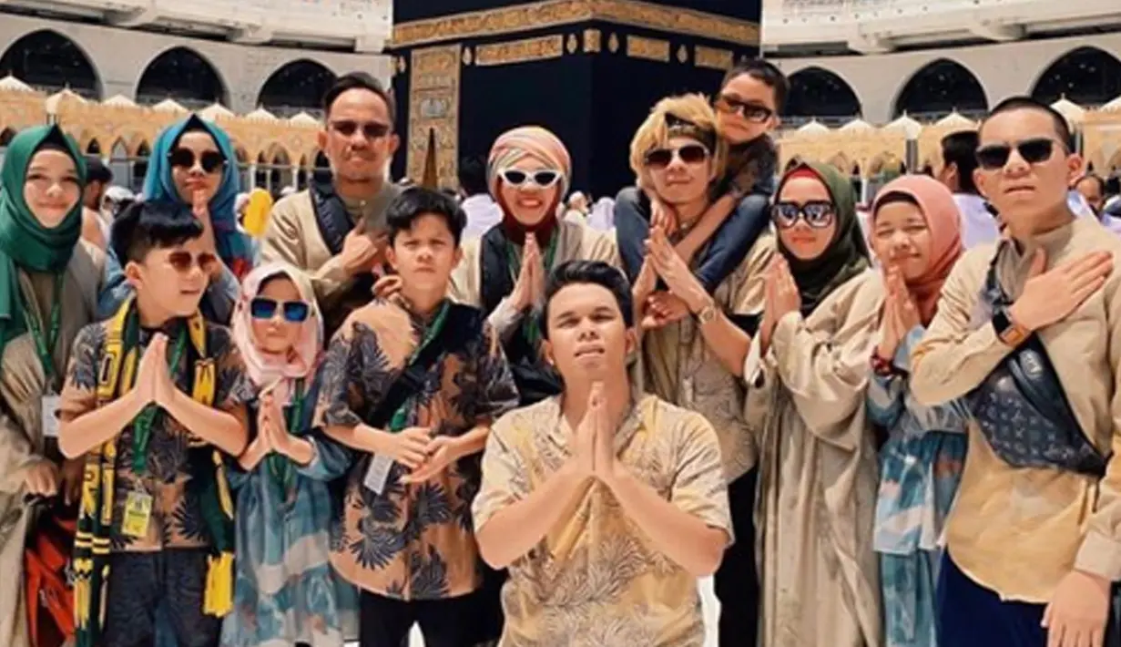 Tidak sendirian, Atta berangkatkat ke Tanah Suci Mekkah bersama pasukan Gen Halilintar lainnya untuk menjalankan ibadah umrah (Liputan6.com/IG/attahalilintar)
