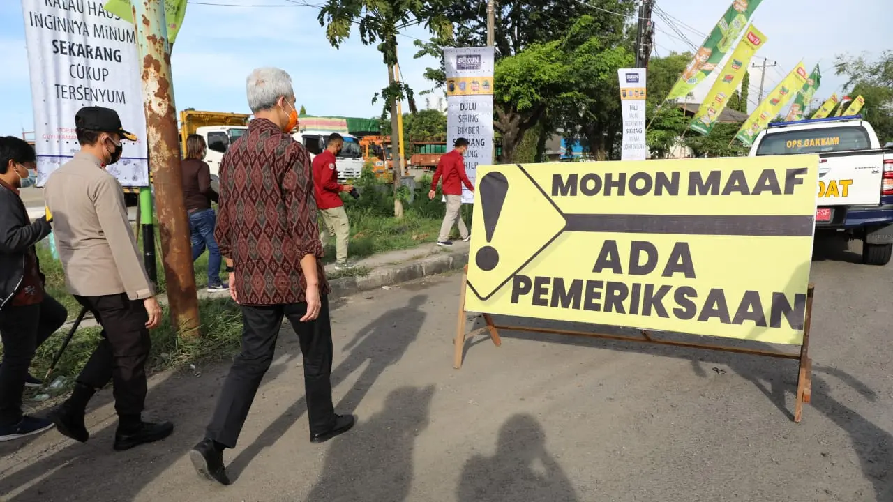 Gubernur Jateng Ganjar Pranowo saat mengecek jalur mudik dan jalan tikus di Brebes. (Foto: Liputan6.com/Felek Wahyu)
